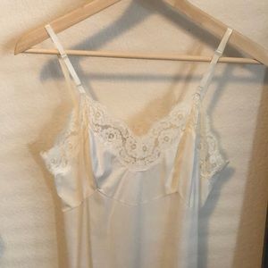 Vintage Vanity Fair Creamy White Slip       Size 34